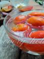 Marinated tomatoes na may basil para sa taglamig
