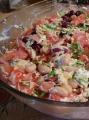 Kamangha-manghang salad na may beans, croutons at manok